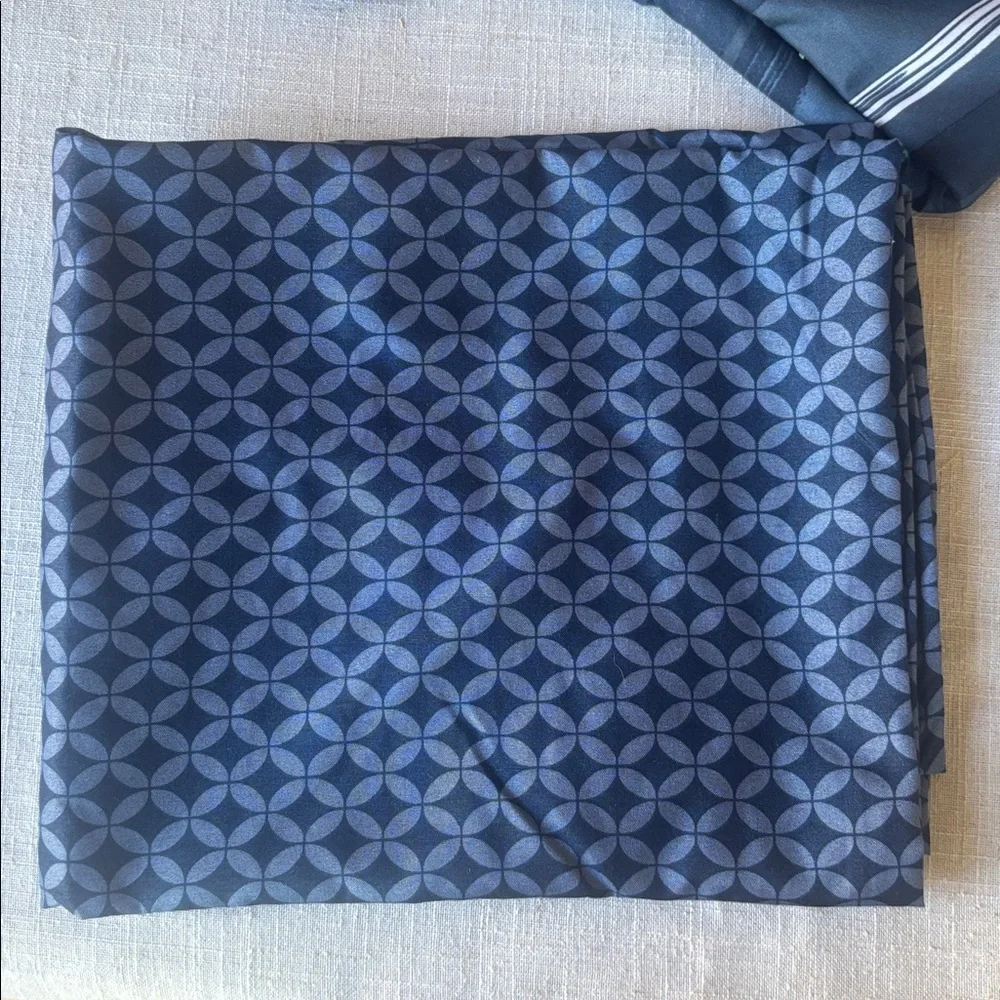 EUC Twin Size Sheet Set - Navy and White